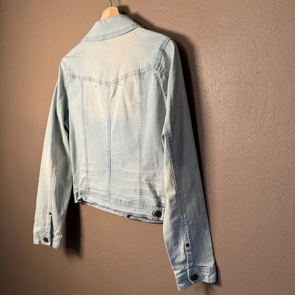 Jou Jou Womens Cropped Light Wash Distressed Denim Pinstripe Jean Jacket Size XL - Picture 11 of 16